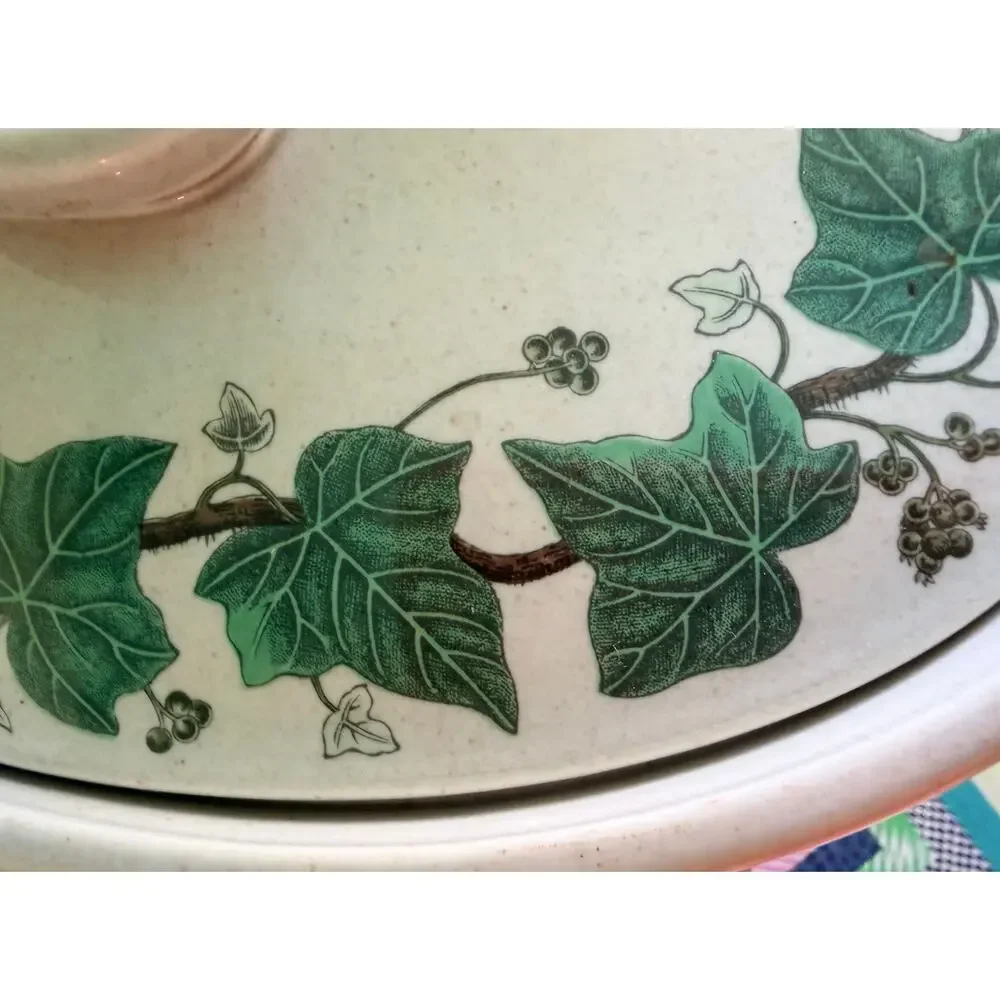 Wedgwood Napoleon Ivy Oven to Table 2.5 Quart Oval Covered Casserole English
